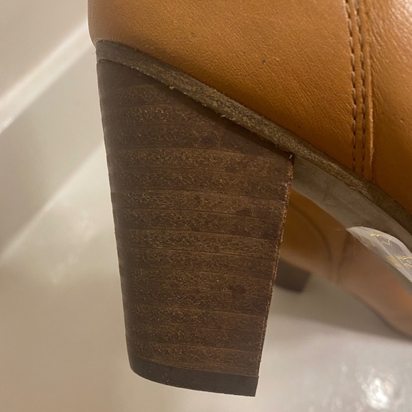 Le Chateau Leather Fashion Boots - Picture 7 of 12